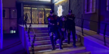 Taksiyle uyuşturucu ticareti yapan şüpheli takside yakalandı