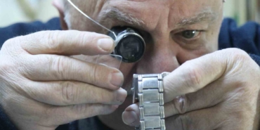 Tarihi çarşıdaki 9 metrekare dükkanda 46 yıldır zamana ayar veriyor