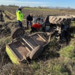 Tarla yolunda sürücüsünün kontrolünden çıkan traktör devrildi: 1 yaralı