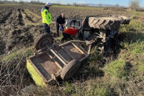Tarla yolunda sürücüsünün kontrolünden çıkan traktör devrildi: 1 yaralı