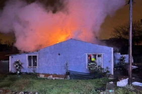 Tek katlı evde çıkan yangın geceyi aydınlattı