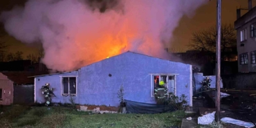 Tek katlı evde çıkan yangın geceyi aydınlattı