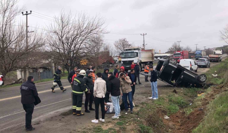 Tekirdağ’da virajda kayan araç takla attı: 2 yaralı