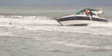 Tekne yan yattı: 2 kişi son anda kurtarıldı