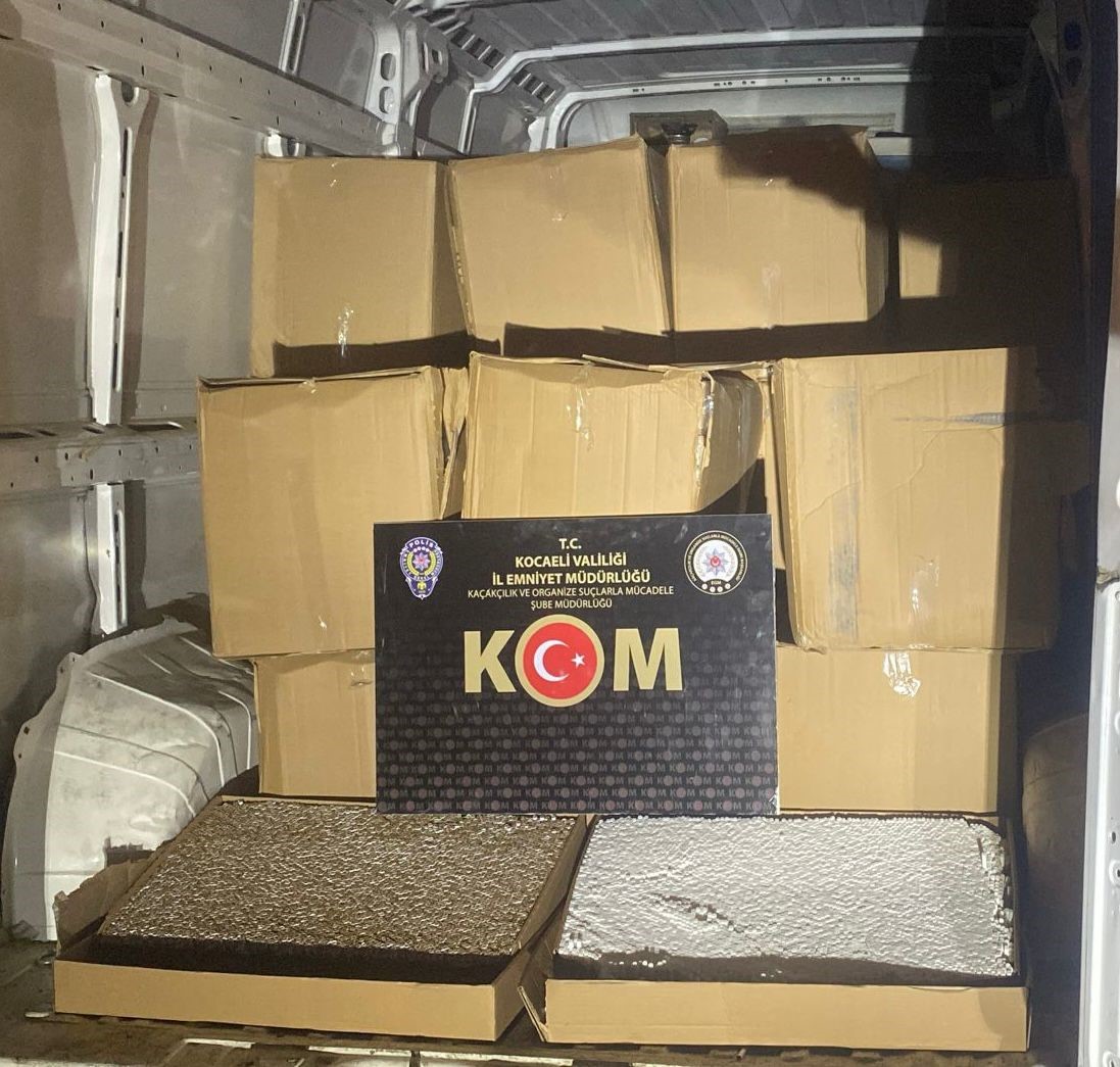 TEM’de durdurulan araçtan 891 bin kaçak makaron ele geçirildi