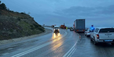 Tır ile otomobil kafa kafaya çarpıştı: 1 ölü, 2 yaralı
