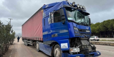 Tır, kamyona arkadaş çarptı: 1 yaralı