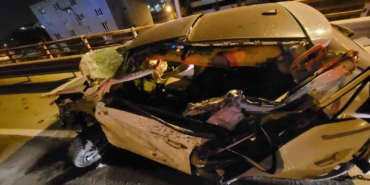 Tıra arkadan çarpan otomobil hurdaya döndü: 2 yaralı