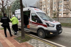 Trafik ışıklarında otomobil motosiklete çarptı: 2 yaralı
