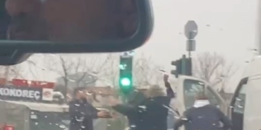Trafikte sürücülerin kavgası kameraya yansıdı