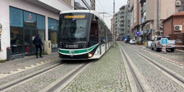 Tramvay yolundaki keyif uykusunu vatman bozdu