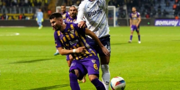 Trendyol Süper Lig: Eyüpspor: 1 - Fenerbahçe: 1 (İlk yarı)