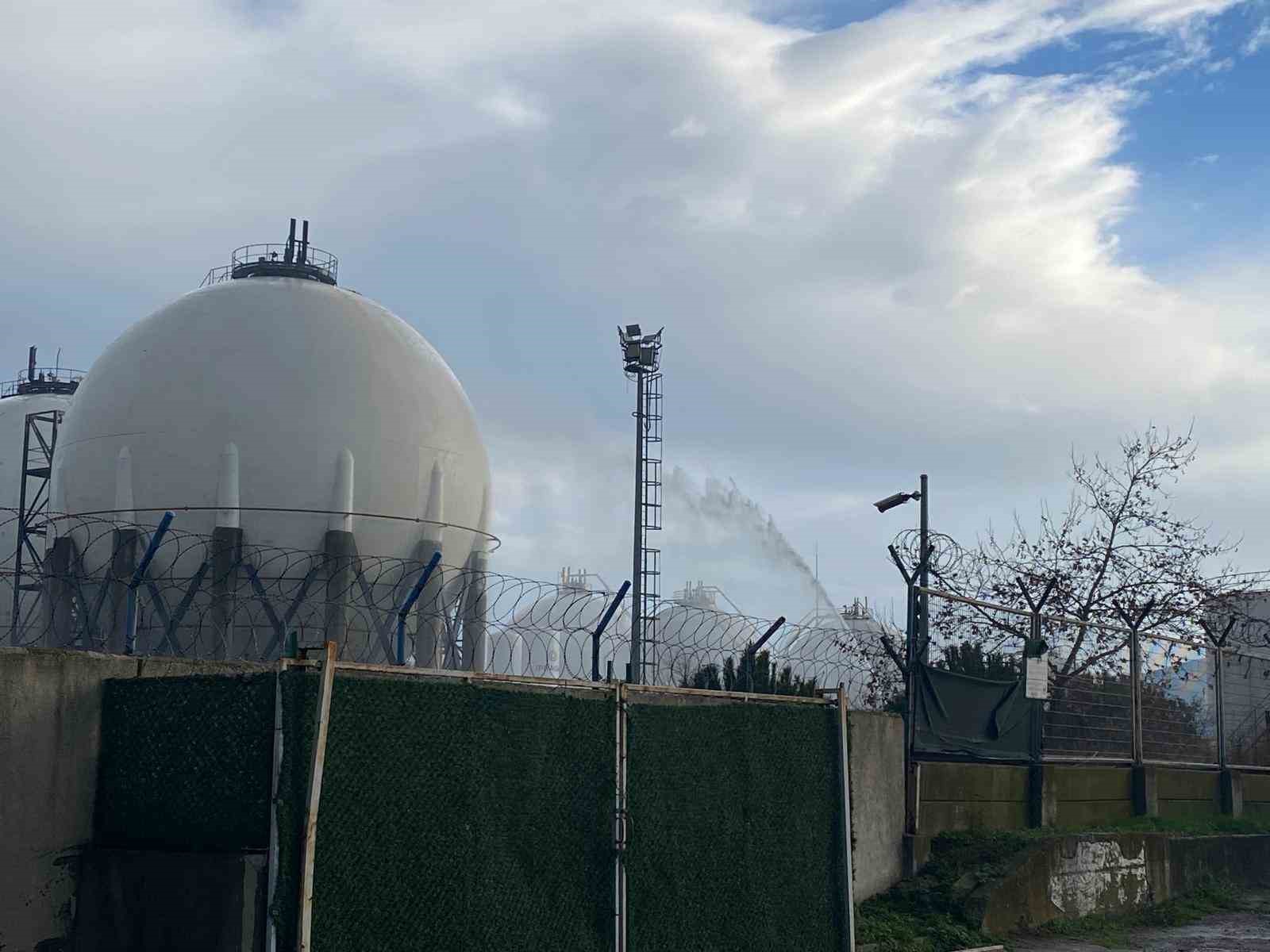 TÜPRAŞ’tan açıklama: "Bir ünitemizde bir alevlenme meydana gelmiş, ekiplerimiz hızlıca müdahale ederek kontrol altına almıştır"