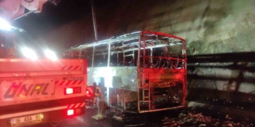 Turist kafilesini taşıyan otobüs alev topuna döndü, facia ucuz atlatıldı