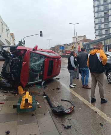 Tuzla’da 2 otomobil çarpıştı: 1 yaralı