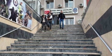 Tuzla’da otomobil çalan şüpheliler evden hırsızlık yaparken yakayı ele verdi