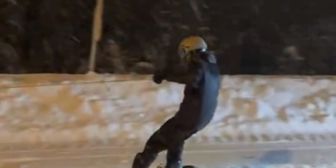 Uludağ’dan şehre snowboard ile indi