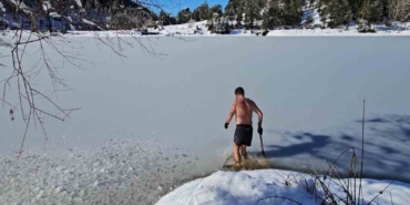 Uludağ’ın buz tutan göllerine girerek soğuk suyun keyfini çıkarıyor