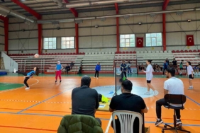 Üniversite öğrencileri ayak tenisi turnuvasında kozlarının paylaştı