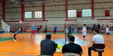 Üniversite öğrencileri ayak tenisi turnuvasında kozlarının paylaştı