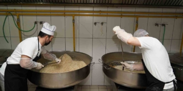 Üsküdar Belediyesi aşevlerinin kapasitesini artırdı: 5 bin vatandaşa sıcak yemek desteği