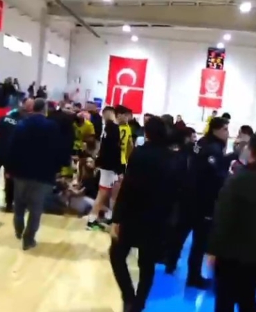 Voleybolculara taraftarlar saldırdı: 3 sporcu yaralandı