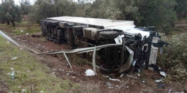 Yabancı plakalı tır karşı şeride geçerek hendeğe yuvarlandı