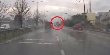 Yağışlı havada tırın dorsesi kaydı