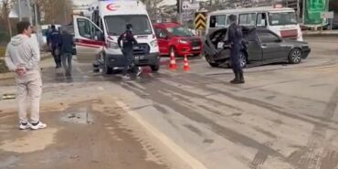 Yalova’da iki otomobil çarpıştı: 3 yaralı