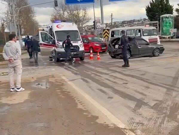 Yalova’da iki otomobil çarpıştı: 3 yaralı