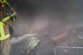 Yangında mahsur kalan 2 çocuk itfaiye ekiplerince kurtarıldı