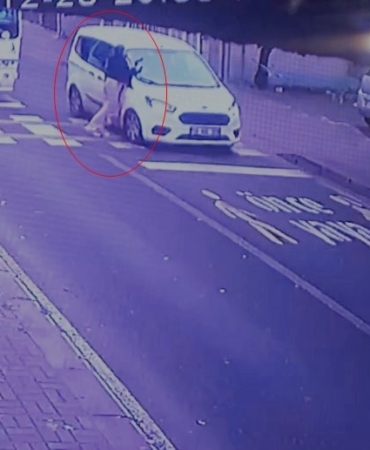 Yaya geçidinde yayaya aracın çarptığı anlar kamerada