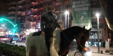 Yeni yıla at üstünde girdi