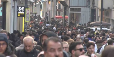 Yeni yıla saatler kala İstiklal Caddesi’nde insan seli