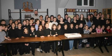 Yeni yılın gelişini  pasta keserek kutladılar