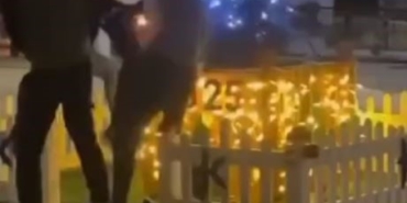 Yılbaşı ağacına baltalı saldırı kamerada