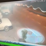 Yola dikkatsiz çıkan otomobil motosiklete çarptı