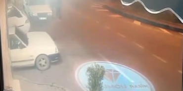 Yola dikkatsiz çıkan otomobil motosiklete çarptı