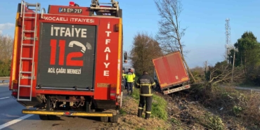 Yoldan çıkan tır, ağaçlık alana uçtu