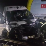 Yük treni ile servis minibüsü çarpıştı: 4 yaralı