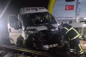 Yük treni ile servis minibüsü çarpıştı: 4 yaralı