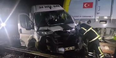 Yük treni ile servis minibüsü çarpıştı: 4 yaralı