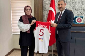 Yurtlig çekilişinden forma kazanana öğrenciye hediyesi verildi