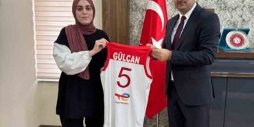 Yurtlig çekilişinden forma kazanana öğrenciye hediyesi verildi