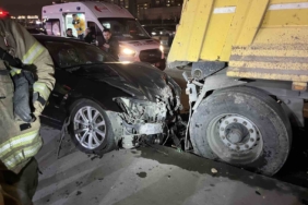 Zeytinburnu E-5’te otomobil polis aracına çarptı: 3 yaralı
