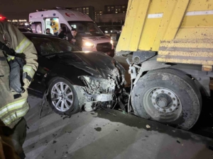 Zeytinburnu E-5’te otomobil polis aracına çarptı: 3 yaralı