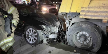 Zeytinburnu E-5’te otomobil polis aracına çarptı: 3 yaralı