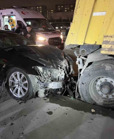 Zeytinburnu E-5’te otomobil polis aracına çarptı: 3 yaralı
