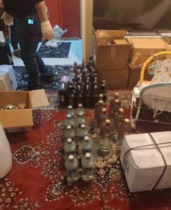 Zeytinburnu’nda yılbaşı öncesi sahte içki operasyonu: 300 litre ele geçirildi