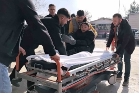 12 yaşındaki çocuk, elektrikli bisikletiyle otomobilin altında kaldı